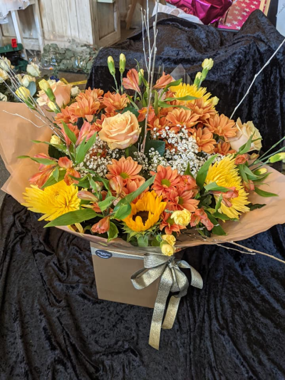 Signature Handtie - Signature Handtie - Flowers may vary
